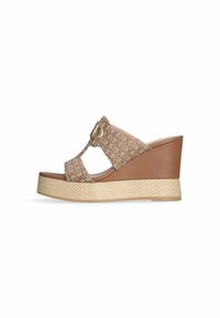Sandale compensée marron avec un dessus en tissu à motif, sangle réglable et une plateforme de style espadrille texturée. Détail doré sur la sangle.