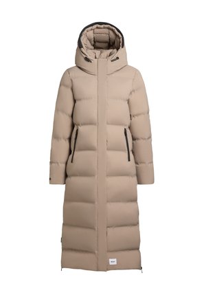Lange beige gewatteerde jas met een hoge kraag en capuchon. Voorzien van twee zijritsen, zwarte accenten en een rechthoekige silhouette. Zachte, gewatteerde textuur.