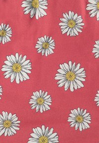 Stof met een koraalkleurige achtergrond, bezaaid met witte madeliefjes met gele centra. Het ontwerp is plat en glad van textuur.