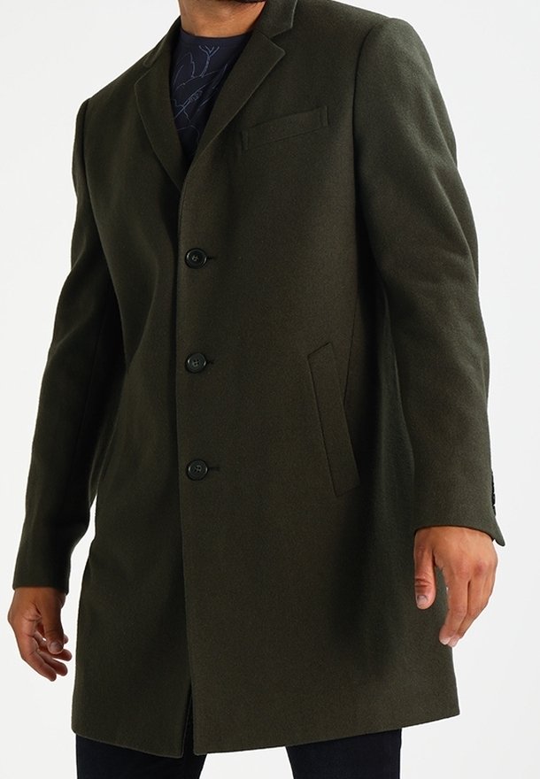 Manteau en laine vert olive avec un design à simple boutonnage, trois boutons, poches latérales et une poche poitrine. Coupe ajustée avec épaules structurées.
