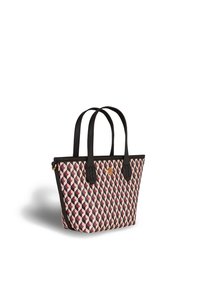 Tote taske med geometrisk mønster i pink, hvid og grå; sorte læderhåndtag; gyldne metaldele; struktureret form; tekstureret overflade.