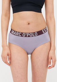 Ljubičaste pamučne gaćice s maroon elastičnim pojasom na kojem je u kontrastnoj svijetlo sivoj boji ispisano "MARC O'POLO" i "EST."