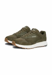 Zapatillas de deporte verde oliva que presentan materiales de malla y ante, punta redonda, diseño con cordones y una entresuela de goma blanca con suela texturada.