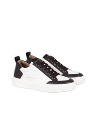 Sneaker in pelle bianca con accenti marrone scuro, sovrapposizioni texturizzate e suole in gomma bianca piatta. Presenta lacci neri e linguette sul tallone.