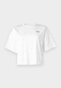 Balta trumpa rankovėmis marškinėliai, pagaminti iš medvilnės, su išdėstytais metaliniais akcentais ir mažu logotipu "Pepe Jeans London" priekyje.