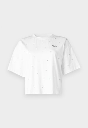 Balts īsām piedurknēm T-krekls, kas izgatavots no kokvilnas, ar izkaisītām metāliskām detaļām un mazu logo "Pepe Jeans London" uz priekšpuses.