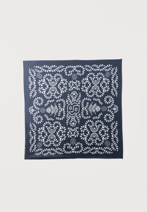 Τετράγωνο ύφασμα σε ναυτικό μπλε με συμμετρικά λευκά σχέδια από άνθη και φύλλα καθώς και αφηρημένα σχήματα, τοποθετημένα σε διακοσμητικό περίγραμμα και κεντρικό μοτίβο.
