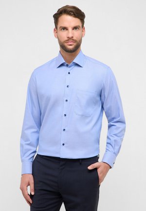 Lichtblauw overhemd met lange mouwen, knopen aan de voorkant, een borstzakje, blauwe knopen en een kraag, gemaakt van gladde stof met een subtiele glans.