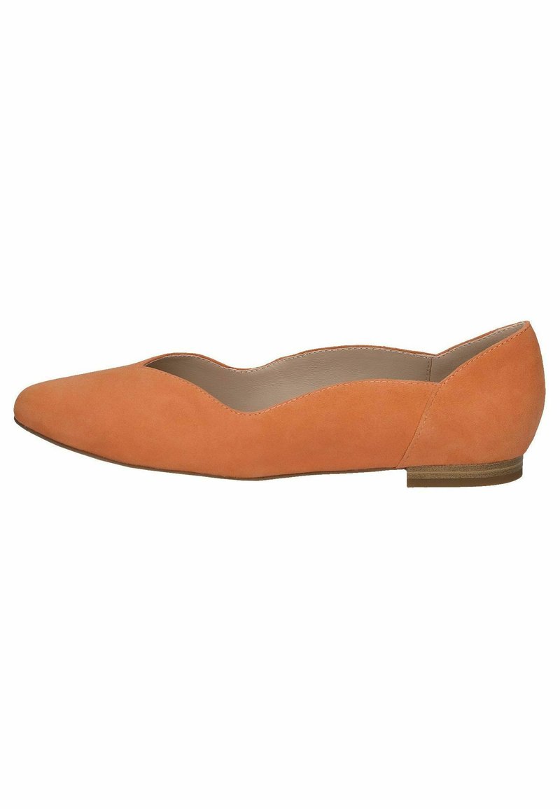 Bailarinas de ante naranja con punta afilada y bordes ondulados. Tacón bajo y forro interior suave. Diseño simple y minimalista.