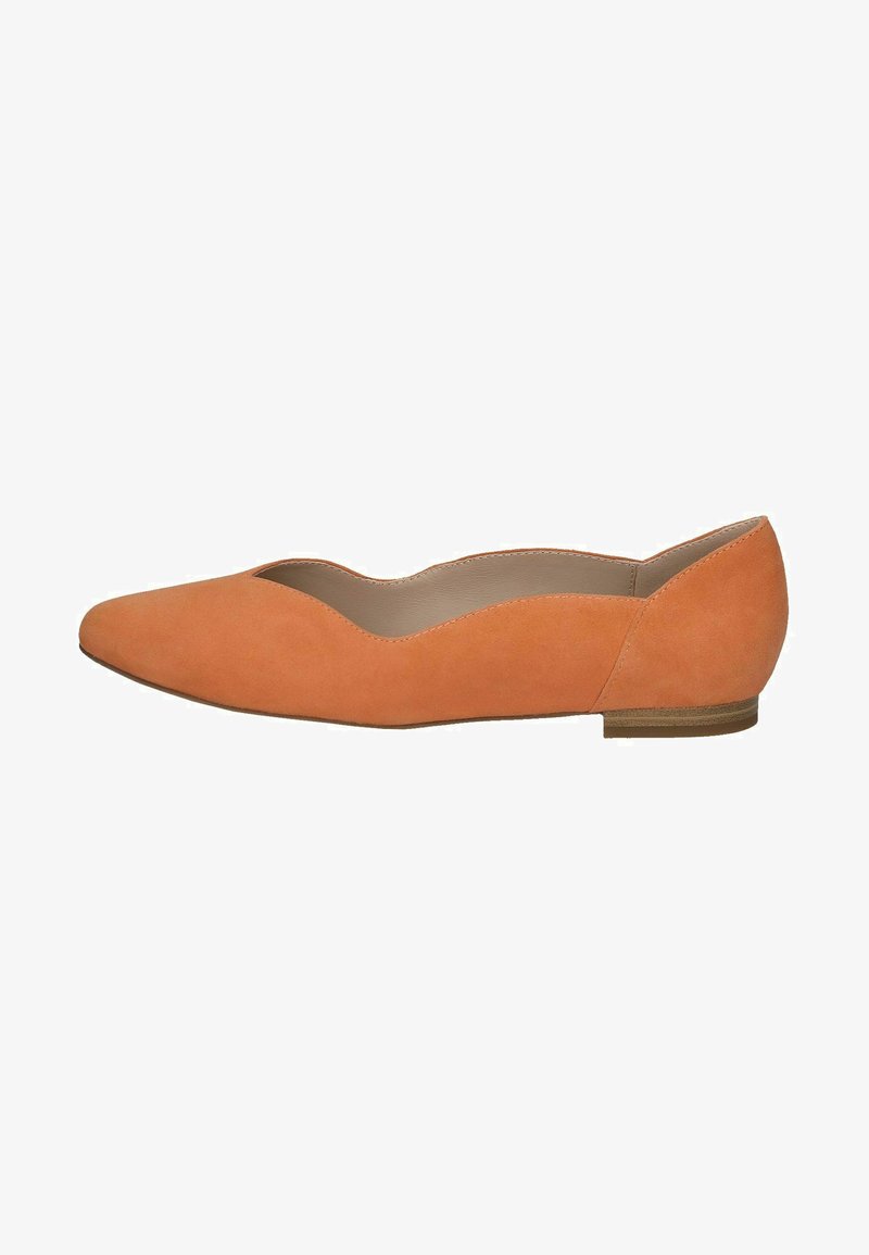 Bailarinas de ante naranja con punta afilada y bordes ondulados. Tacón bajo y forro interior suave. Diseño simple y minimalista.