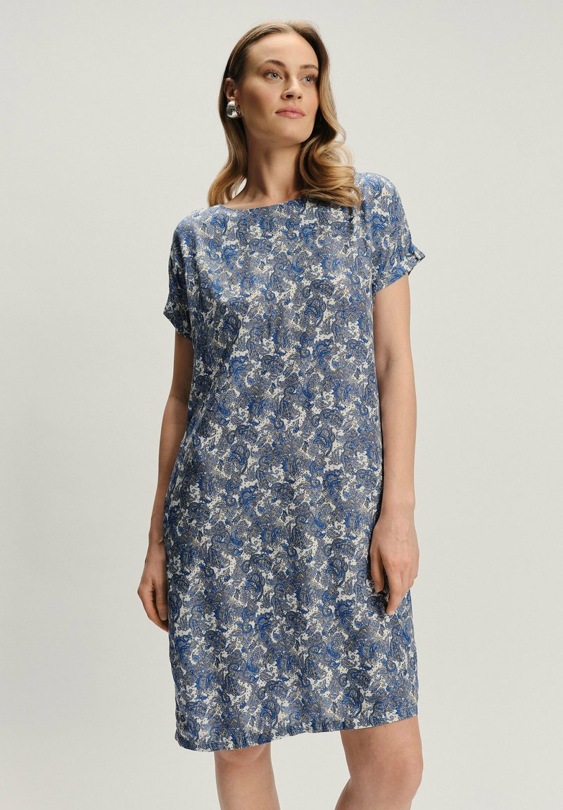 Sukienka z krótkim rękawem w niebiesko-białym wzorze kwiatowym, zwiewna sylwetka, okrągły dekolt, lekki materiał, długość do kolan.