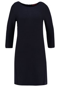 Robe noire longueur genou avec manches trois-quarts et encolure ronde, présentant une silhouette simple et cintrée.