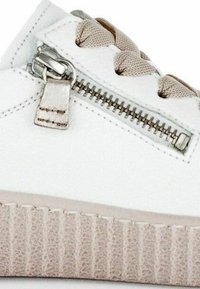 Baskets blanches avec semelle en caoutchouc texturé, fermeture éclair sur le côté et lacets brun clair. Présentent une tige lisse avec des accents cousus et un bout arrondi.