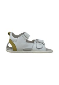 Sandal in pelle bianca con un accento giallo, dotato di due cinghie regolabili e design con punta aperta. Suola leggera e testurizzata.
