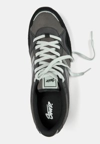 Schwarzer und grauer Sneaker mit Obermaterial aus Mesh, grauen Schnürsenkeln und einer strukturierten schwarzen Gummisohle. Verfügt über ein Logo auf der Zunge und der Innensohle.