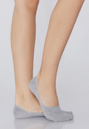 Des chaussettes invisibles grises présentent une texture douce en tricot avec une silhouette basse, conçues pour rester cachées à l'intérieur des chaussures.