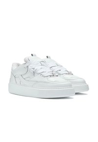 Valkoiset nahkakengät, joissa on teksturoituja yksityiskohtia, pyöreä kärki, pehmeä kaulus, tasaiset valkoiset nauhat ja paksu valkoinen kumipohja.