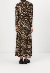Maxi-jurk met lange mouwen in een luipaardprint met een kleurenschema van bruin en zwart, gemaakt van gladde stof met een getailleerde taille.