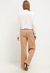 Wallis Broek - camel