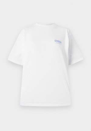Weißes Baumwoll-T-Shirt mit Rundhalsausschnitt, kurzen Ärmeln und blauem "GUESS"-Logo auf der linken Brust, mit minimalistischem Design.