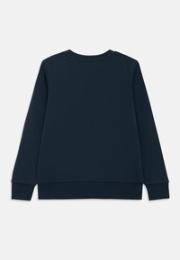 Temno modra majica z dolgimi rokavi, okrolim ovratnikom in rebrastimi manšetami. Gladke teksture in enobarvna, z enostavnim, neopaznim dizajnom.