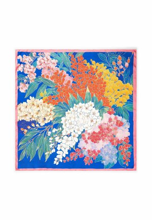 Tela cuadrada azul con un borde rosa que presenta un detallado patrón floral en blanco, rojo, naranja, amarillo, rosa y hojas verdes.