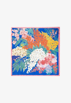 Tela cuadrada azul con un borde rosa que presenta un detallado patrón floral en blanco, rojo, naranja, amarillo, rosa y hojas verdes.