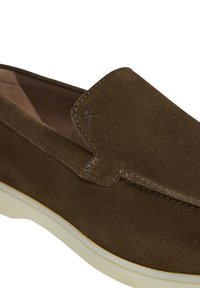 Pantof de întoarcere din suede maro, cu vârful rotunjit, accente de coasere subtile și un toc alb. Design minimalist cu textură netedă.