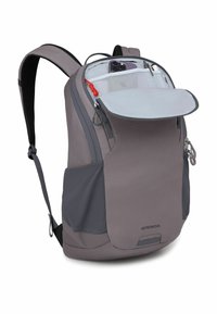 Grauer Stoff-Rucksack mit verstellbaren Trägern, mehreren Fächern, einer Vorderklappe und einer Mesh-Tasche. Mit roten und grauen Akzenten.