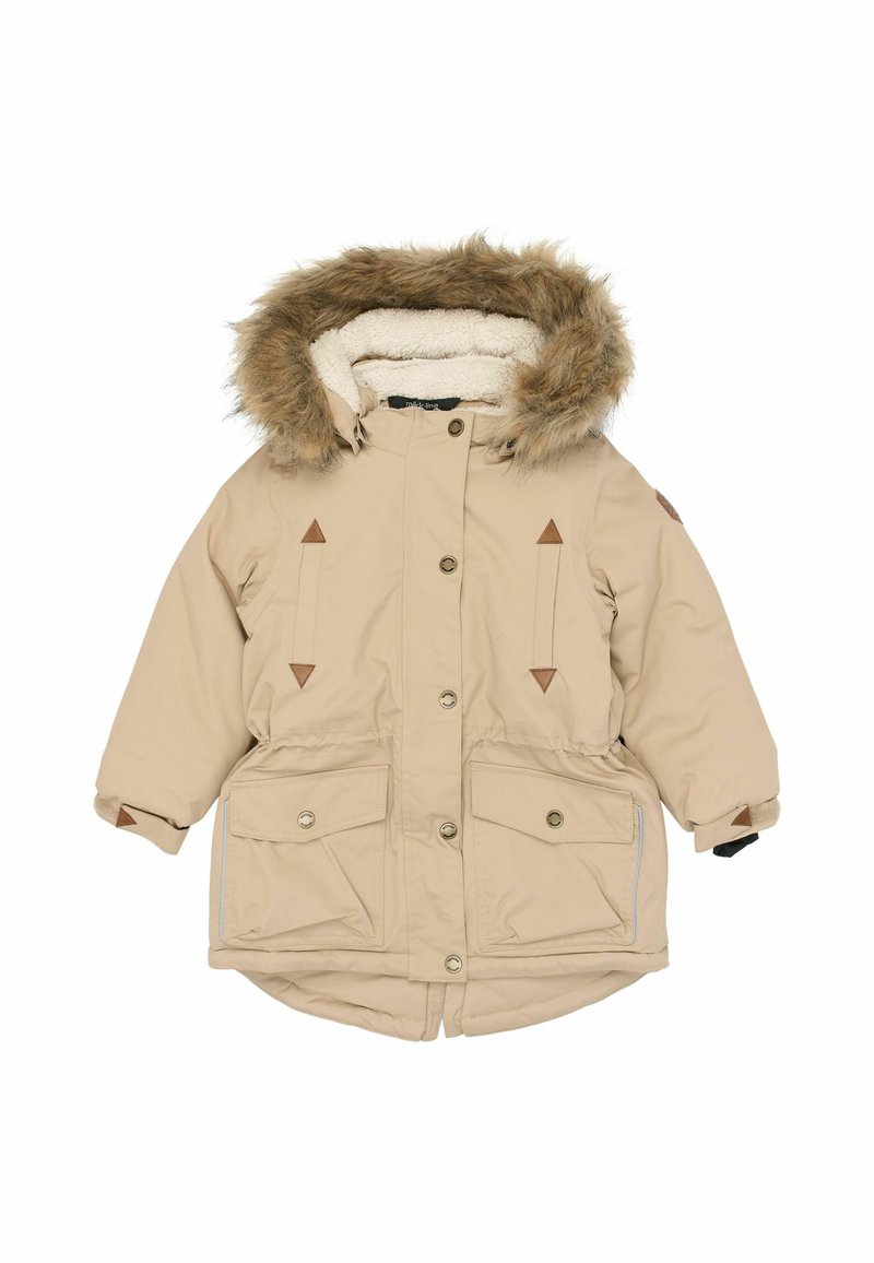 Beige parka med en huva i pälsfoder, framsnappar, två stora fickor och bruna detaljer. Mjuk innervaddering för värme.