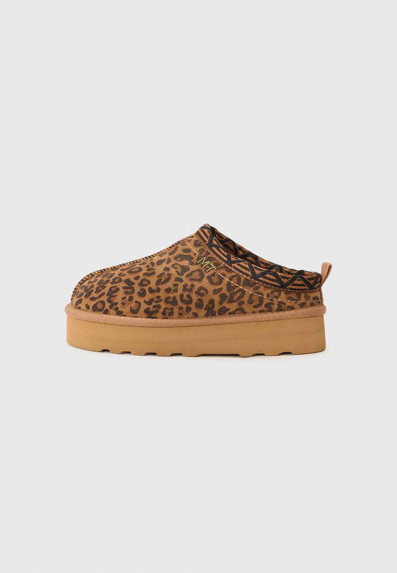 Leren instappers met een luipaardprint, zachte suède bovenkant, zwarte gemêleerde textielen kraag en stevige beige rubberen zool.
