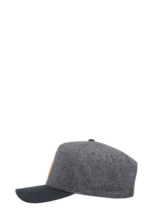 Gorra de tela gris con visera oscura, que presenta un material texturizado similar a la lana y un acento de cuero marrón en el costado.