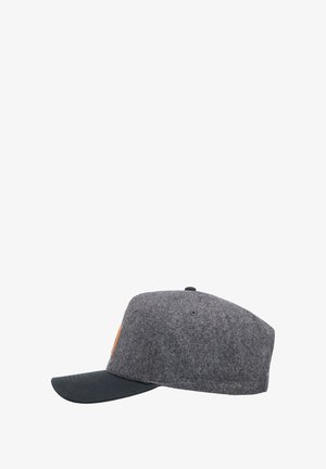 Szara czapka z tkaniny z ciemnym daszkiem, wykonana z fakturowanego materiału przypominającego wełnę, z brązowym skórzanym akcentem po boku.