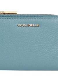 Lichtblauwe textured leren portemonnee met gouden rits en de merknaam "COCCINELLE" in gouden metalen letters.