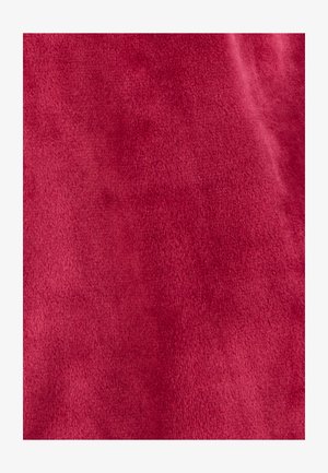 Coperta in pile di un rosso intenso, superficie texturizzata, morbida e soffice, colore uniforme senza motivi o accenti visibili.