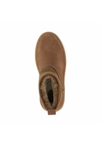 Botte à cheville en daim marron avec une doublure intérieure douce, un embout rond et une languette à l'arrière. Présente un accent piqué le long de l'ouverture.