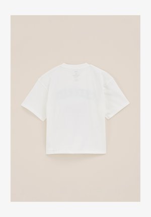 Fehér pamut póló rövid ujjal és kerek nyakkivágással. Hátul nyomott logó található, és laza szabású. Simább textúra.