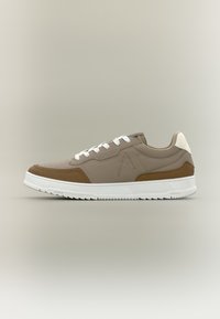 Beige Sneaker mit glattem Synthetik-Obermaterial, braunen Wildleder-Akzenten, weißen Schnürsenkeln und Gummisohle. Mit Logo an der Seite und gepolstertem Kragen.