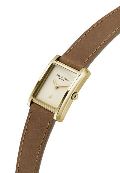 Zlatý obdélníkový hodinky s béžovým ciferníkem, hnědým koženým řemínkem a nastavitelnou sponou. Minimalistický design s jemným grafickým prvkem značky.