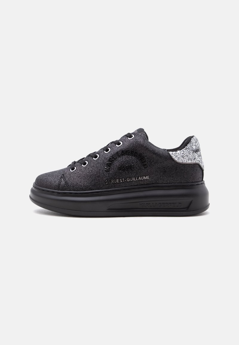 Μαύρο sneaker χαμηλού τύπου με γκλίτερ ασημί τακούνι, μαύρη χοντρή σόλα και ανάγλυφο λογότυπο στην πλευρά με την επιγραφή "Karl Lagerfeld Paris."