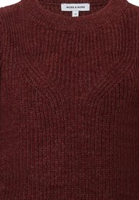 Burgunderfarbenes Strickpullover mit gerippter Textur und rundem Ausschnitt. Mit einem Zickzackmuster und einem 'More & More' Markenlabel innen.