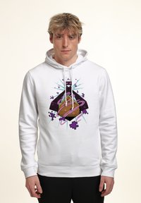 Felpa bianca con un vivace grafico di un oggetto marrone con accenti viola e raggi blu, che mostra un design giocoso.