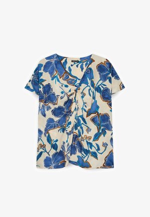 Kortærmet beige bluse med stort blåt og brunt blomsterprint og central vridningsdetalje under V-udskæringen.