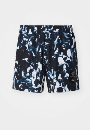 Shorts de bain noirs avec un motif abstrait bleu et blanc, ceinture élastique et un patch de marque sur le côté gauche. Tissu léger.