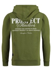 Felpa verde oliva con una texture morbida, dotata di tasca a marsupio e testo stampato in bianco sul retro, incluso logo e dettagli del marchio.