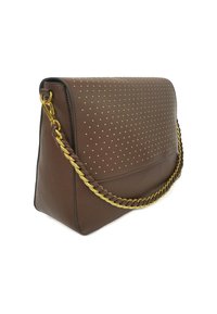 Borsa a mano in pelle marrone con dettagli borchiati dorati, design piatto e tracolla a catena intrecciata dorata. Texture liscia con forma strutturata.