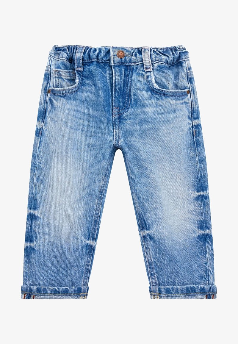 Jean bleu clair pour tout-petit avec taille élastique, poches avant, fermeture par bouton et revers roulés.