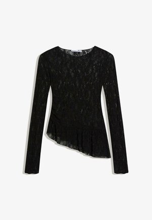 Crna bluza dugih rukava od čipke s okruglim izrezom i asimetričnim rubom s volanima na bijeloj pozadini.