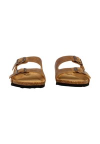 Sandales en cuir brun avec deux boucles réglables, semelle en liège et semelle en caoutchouc noire. Design ouvert à l'avant avec une silhouette plate.