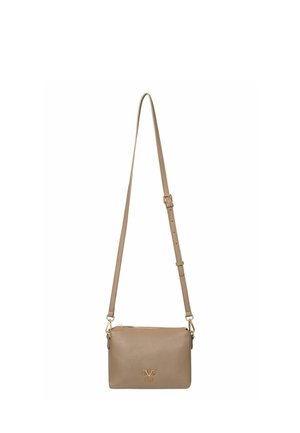 Sac en cuir beige à bandoulière réglable, fermeture zippée et accent en logo doré à l'avant. Texture lisse avec un design minimaliste.
